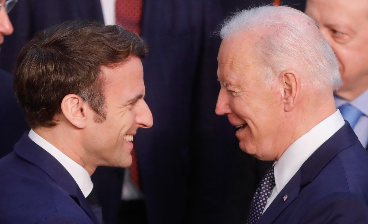 Joe Biden és Emmanuel Macron. Őszinte mosoly (MTI/EPA/Stephanie Lecocq)