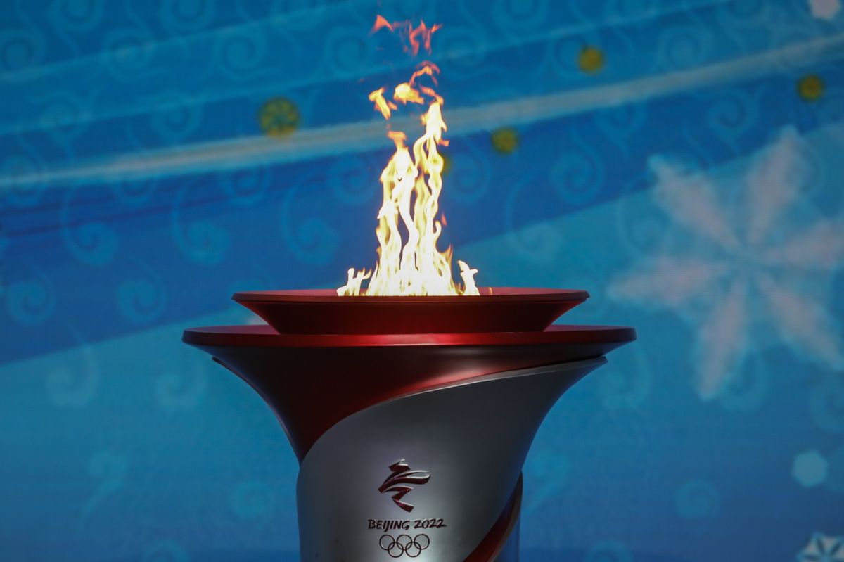 Az olimpiai láng kandellábere a 2022-es pekingi téli olimpiára Athénból a kínai fővárosba érkező láng ünnepélyes fogadásán a pekingi Olimpiai Toronyban 2021. október 20-án. Fotó: MTI/EPA/Vu Hong