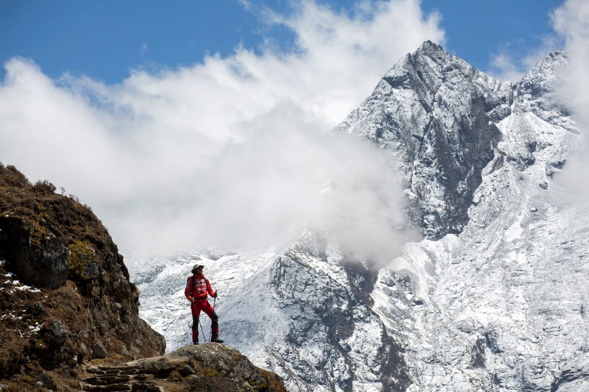 A képen: Suhajda Szilárd hegymászó, a Magyar Everest Expedíció 2017 tagja útban az Everest alaptábor felé a nepáli Namche Bazaar közelében 2017. április 1-jén. Az expedíció célja a Föld legmagasabb csúcsa, a 8848 méter magas Mount Everest (Csomolungma) elérése oxigénpalack nélkül, elsőként a magyar expedíciós hegymászás történetében. MTI Fotó: Mohai Balázs