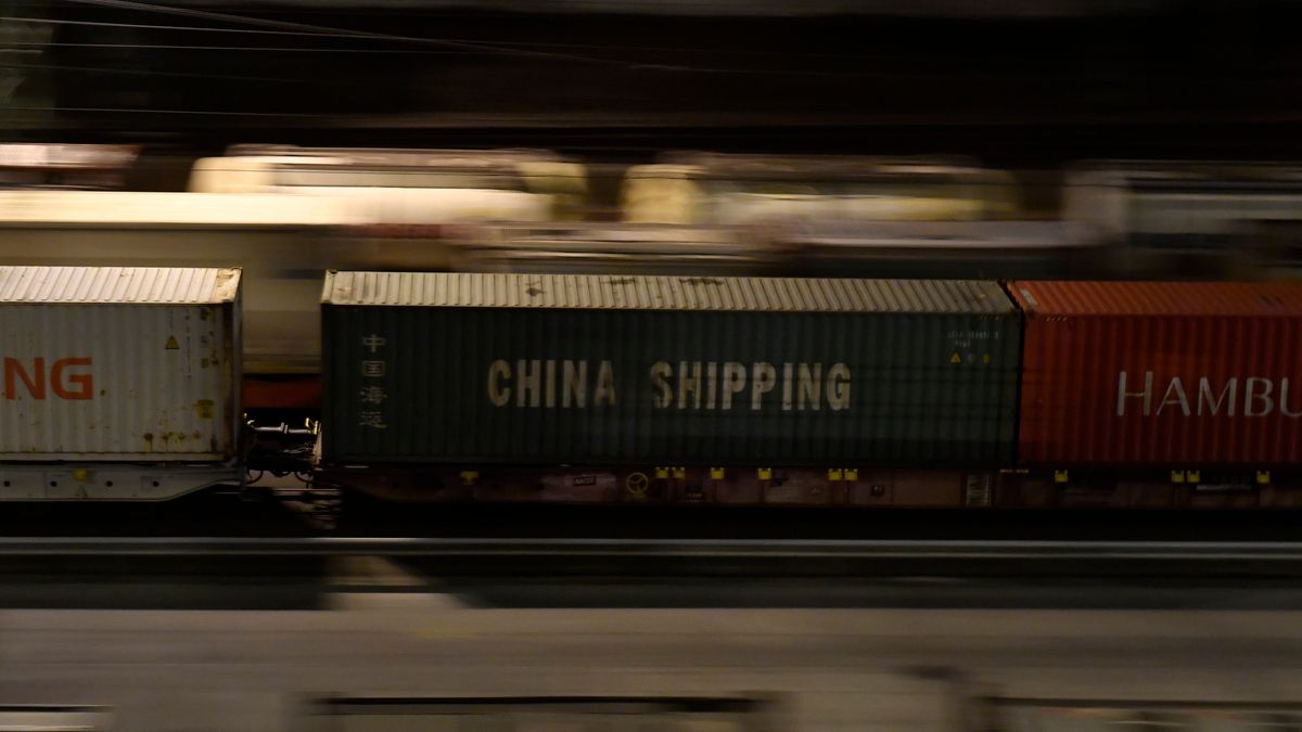 Kínából érkező tehervonat a Rail Cargo Terminal - BILK Zrt. fővárosi székhelyén 2020. április 10-én. (MTI/Máthé Zoltán)
