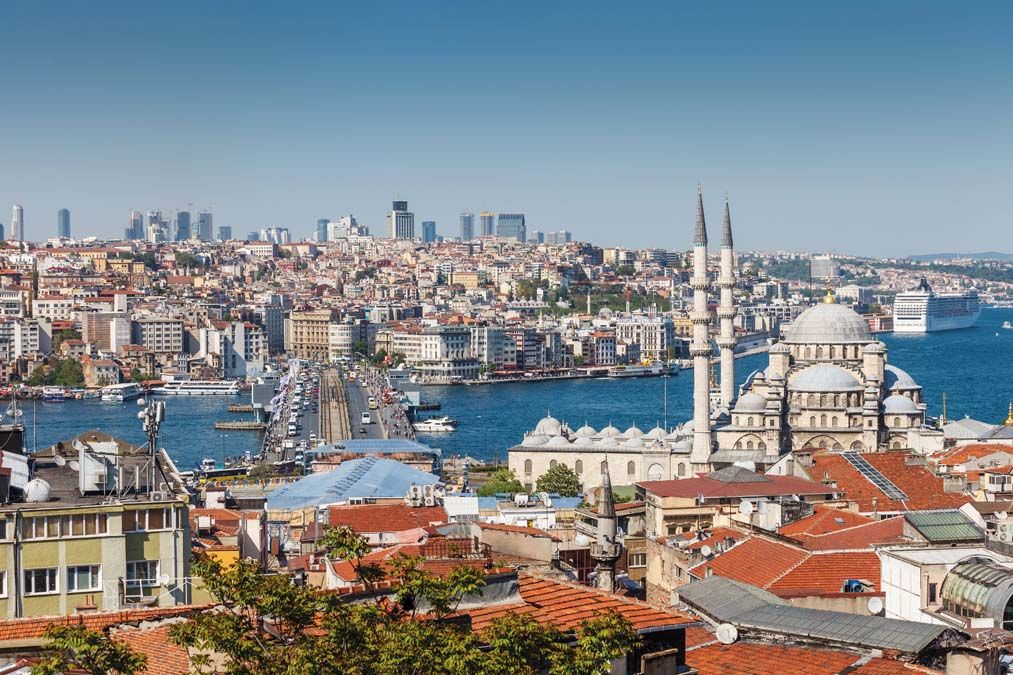 Isztambul: mecsetek és felhőkarcolók. Immár több mint tizenötmillióan laknak Törökország gazdasági fővárosában <br> Fotó: Shutterstock