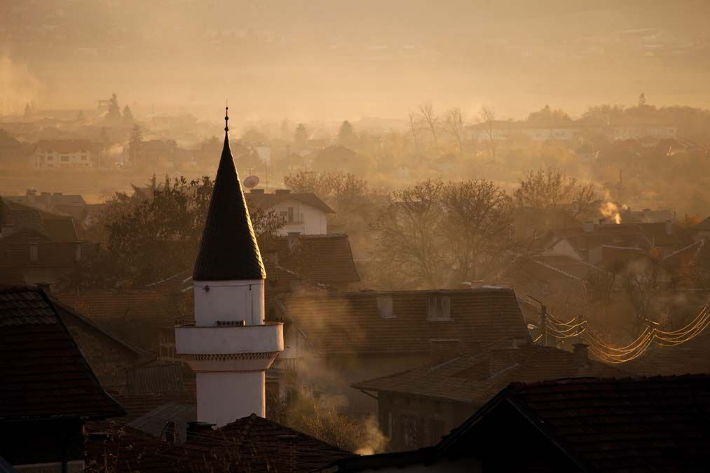Minaret egy bolgár faluban: a török kisebbség fontos szereplője a politikának. <br> Fotó: Shutterstock