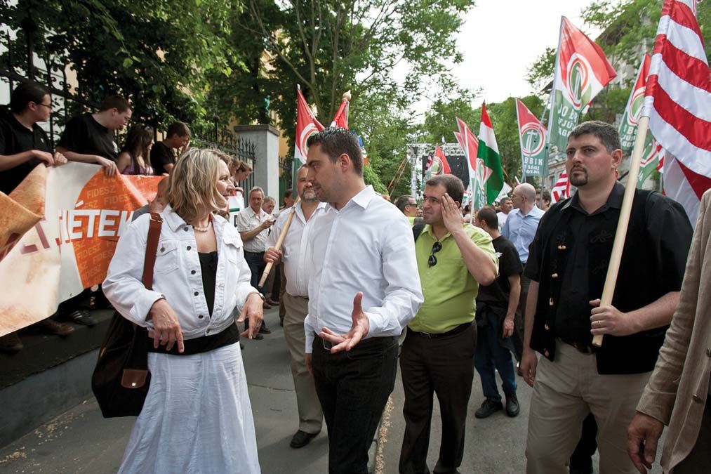 Morvai Krisztina, a Jobbik európai parlamenti képviselője és Vona Gábor, a párt elnöke a budapesti Lendvay utcában pártjuk tüntetésén 2012-ben. Jobbra Szegedi Csanád, a Jobbik alelnöke<br>Fotó: MTI / Szigetváry Zsolt
