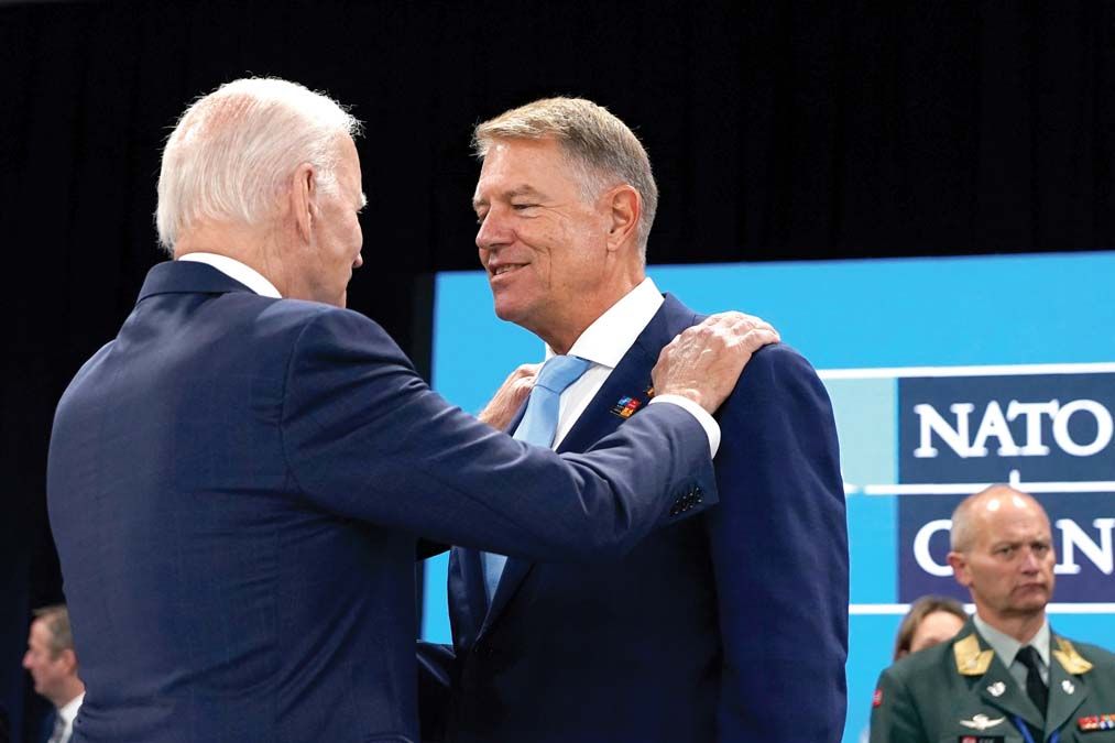 Joe Biden amerikai elnök keblére öleli Klaus Iohannis román államfőt a 2022-es NATO-csúcson <br> Fotó: AFP / Susan Walsh / POOL 