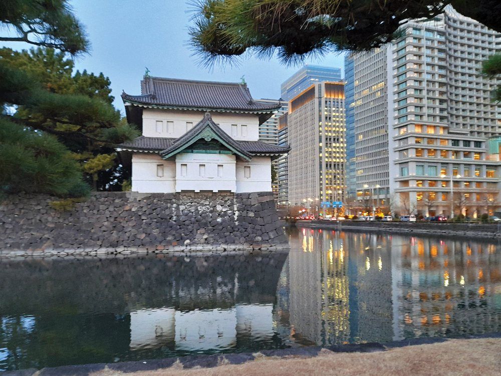 A tokiói császári palota saroképülete az üzleti negyeddel