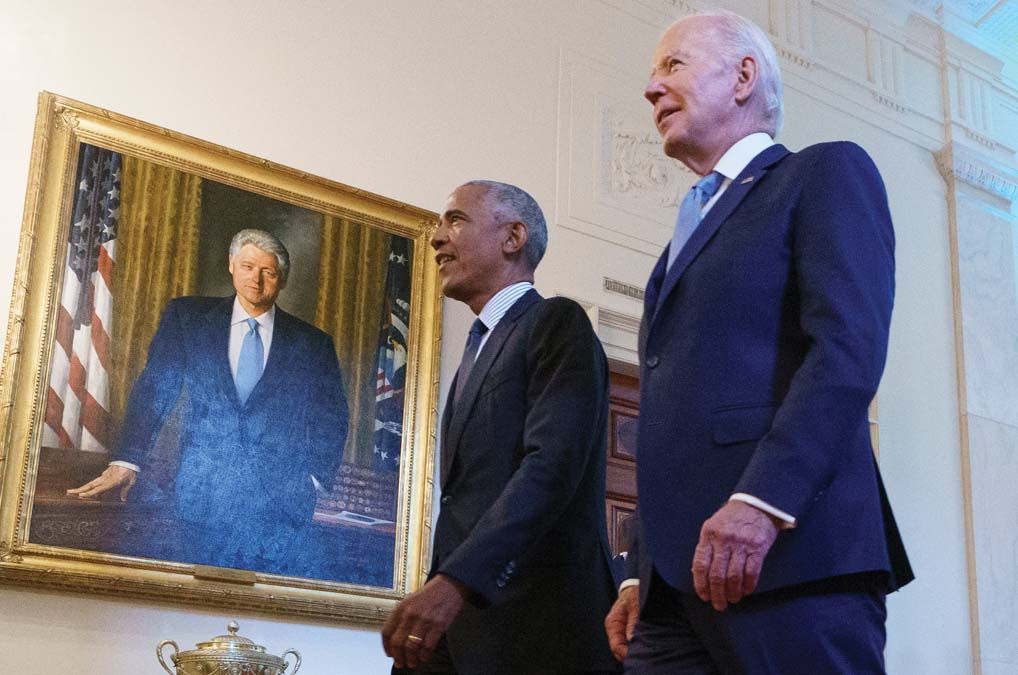 Balra át: Barack Obama és Joe Biden vonulnak Bill Clinton portréfestménye előtt a Fehér Házban szeptemberben <br> Fotó: AFP / Mandel Ngan