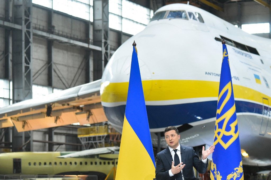 Ma azok a high-tech gazdasági óriások, amik egykor Ukrajna és az egész Unió büszkeségei voltak, pusztulófélben vannak” – Volodimir Zelenszkij ukrán elnök sajtótájékoztatót tart az Antonov repülőgépgyárban. Fotó: SERGEI SUPINSKY / AFP