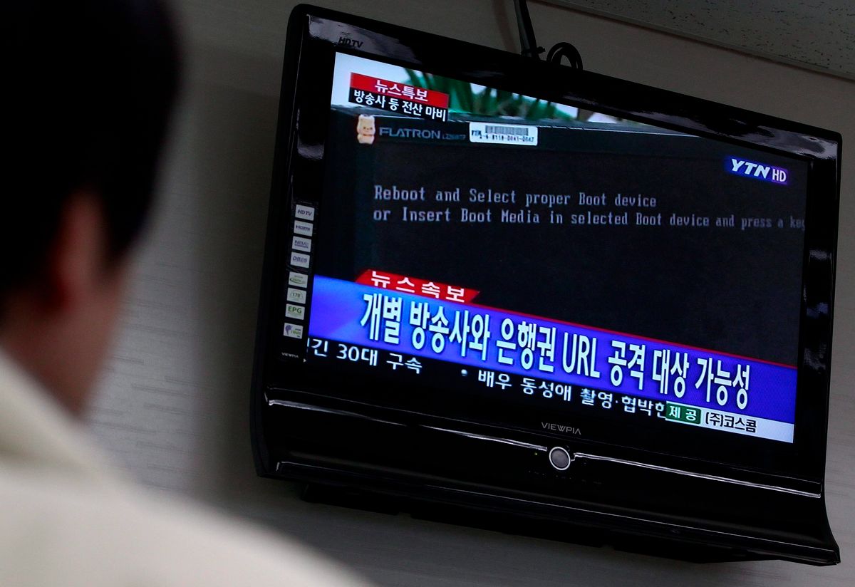 Egy férfi egy kibertámadásról szóló híradást néz Szöulban 2013. március 20-án. Dél-Koreában megbénult három nagy tv-állomás, a KBS, az MBC és az YTN, valamint leálltak a Shinan és a Nonghyup bankcsoport szerverei. (MTI/EPA/Dzson Hon Kjun)