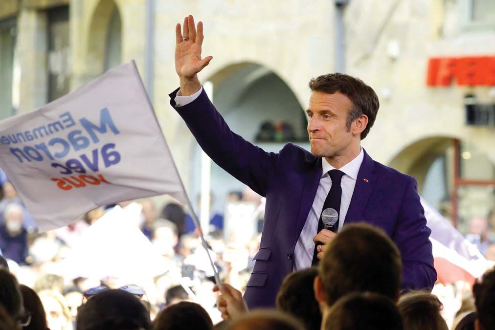 Emmanuel Macron francia elnök beszédet mond az elnökválasztás második fordulója előtt tartott utolsó kampányrendezvényén <br> Fotó: MTI / EPA / Guillaume Horcajuelo