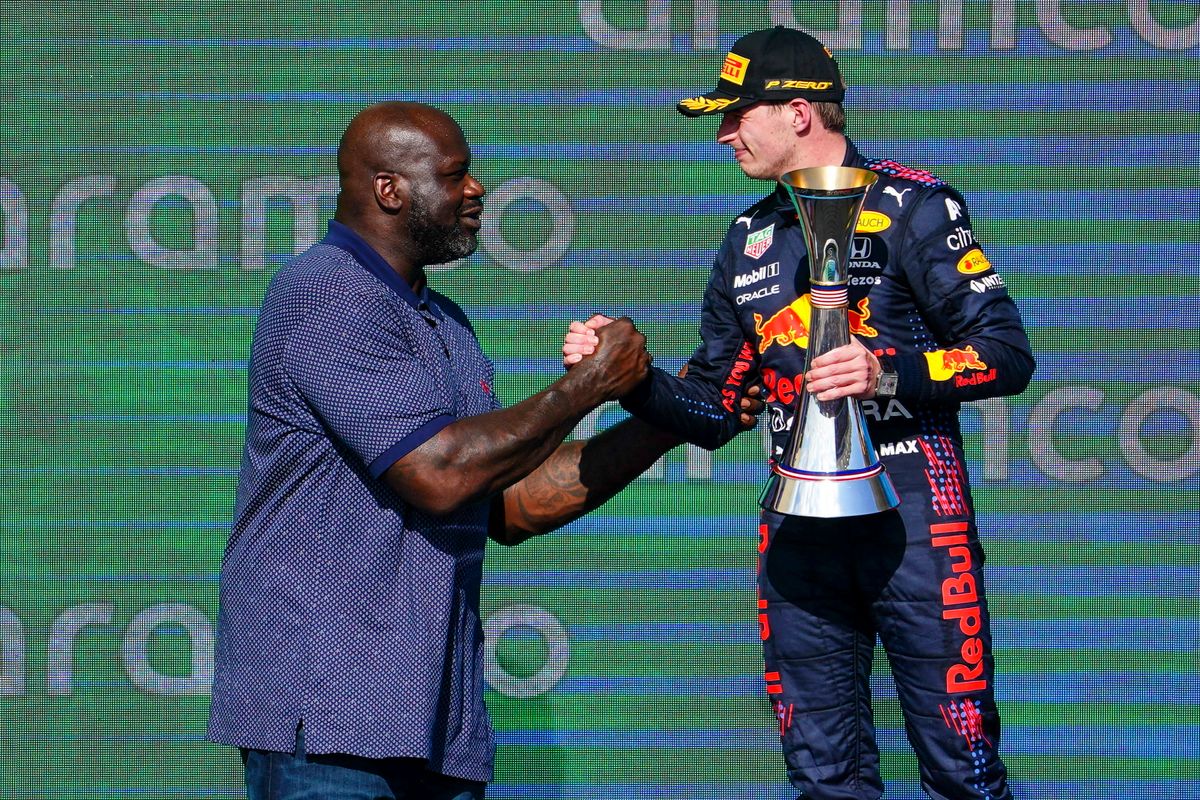 A győztes Max Verstappennek, a Red Bull holland versenyzőjének (jobbra) gratulál Shaquille O’Neal egykori amerikai profi kosárlabdázó a Forma-1-es autós gyorsasági világbajnokság austini futamának, az Egyesült Államok Nagydíjának eredményhirdetésén a Circuit of The Americas versenypályán 2021. október 24-én. MTI/EPA/Shawn Thew