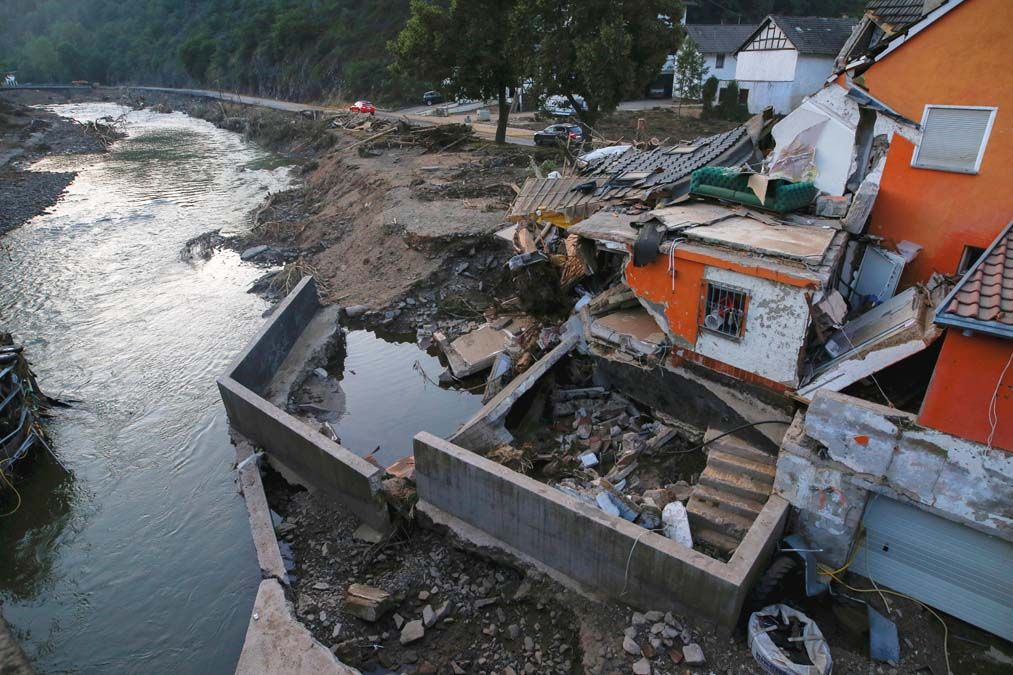 A heves esőzések és az árvíz miatt összeomlott ház a németországi Schuldban július 20-án. Prakash szerint a klímaváltozásra a megoldást a technológia hozhatja el. <br> Fotó: REUTERS / Thilo Schmuelgen