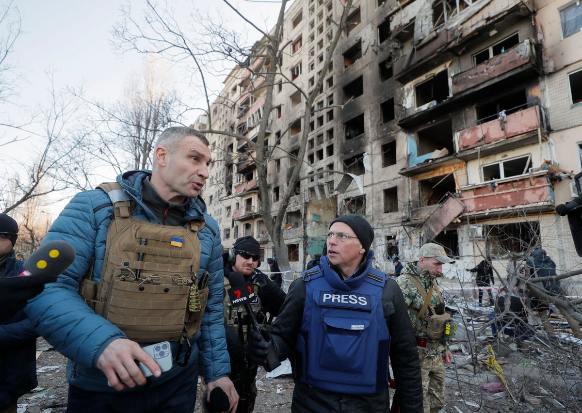 A képen: Vitalij Klicsko kijevi polgármester (b) újságírók kérdéseire válaszol egy tüzérségi támadásban megrongálódott lakóépület mellett Kijevben 2022. március 12-én.  MTI/EPA/Szerhij Dolzsenko