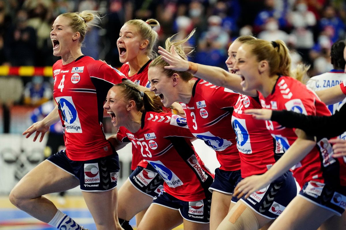 A norvég csapat játékosai ünnepelnek, miután 29-22-re megnyerték a női kézilabda-világbajnokság döntőjében játszott mérkőzést az olimpiai címvédő Franciaország ellen. Fotó: MTI/EPA/EFE/Enric Fontcuberta