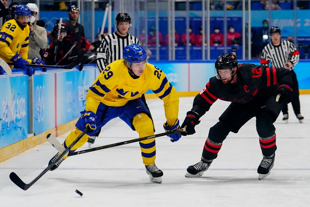 A svéd Pontus Holmberg (29) és a kanadai Eric Staal (12) a Svédország - Kanada mérkőzésen. Fotó: MTI/AP/Matt Slocum