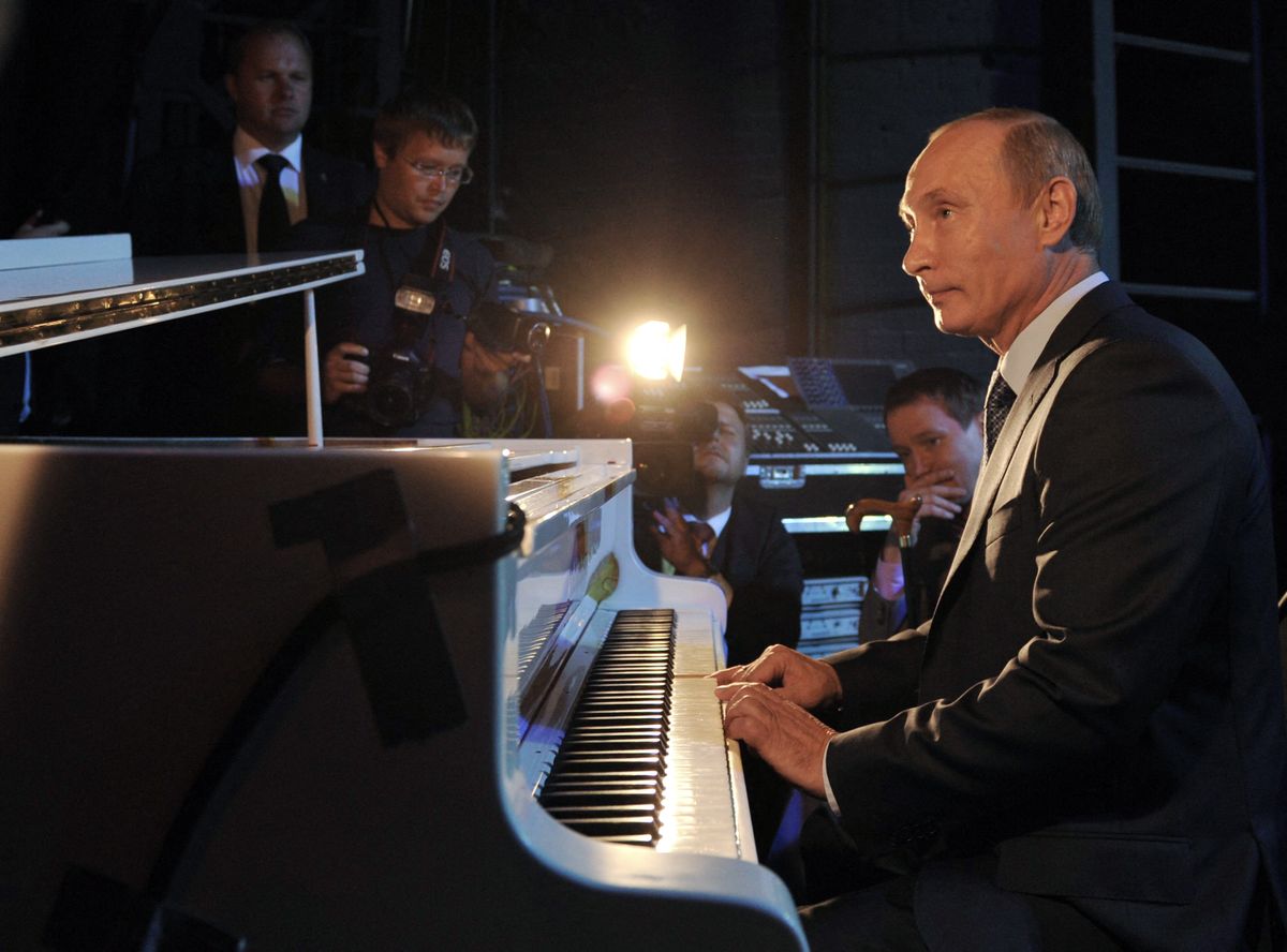 Vlagyimir Putyin zongorázik (Kép: Alexey Nikolsky / Sputnik / AFP)