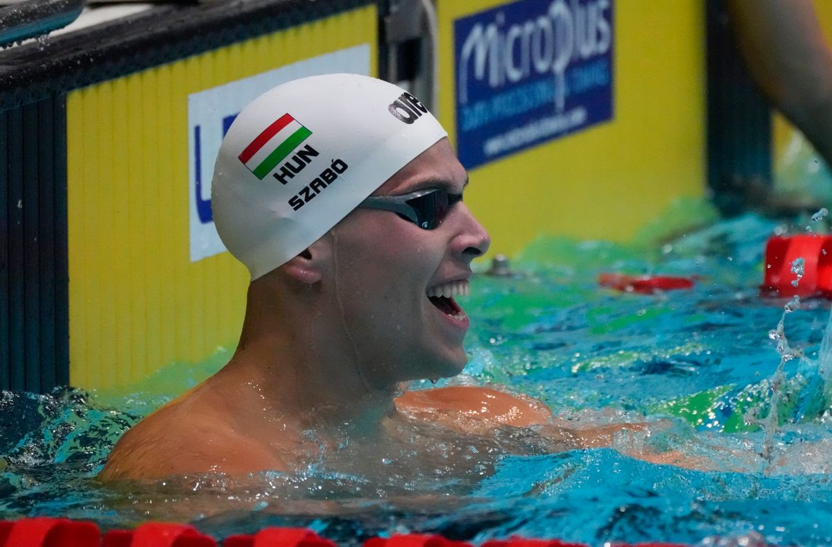 Szabó Szebasztián ünnepel, miután világcsúccsal aranyérmet nyert a férfiak 50 méteres pillangóúszásának döntőjében a kazanyi rövid pályás úszó Európa-bajnokságon 2021. november 6-án. MTI/AP/Szergej Gric