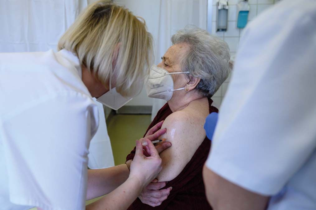 Egy idős nő megkapja a Pfizer–BioNTech-vakcina második adagját Székesfehérváron. <br> Fotó: MTI / Vasvári Tamás