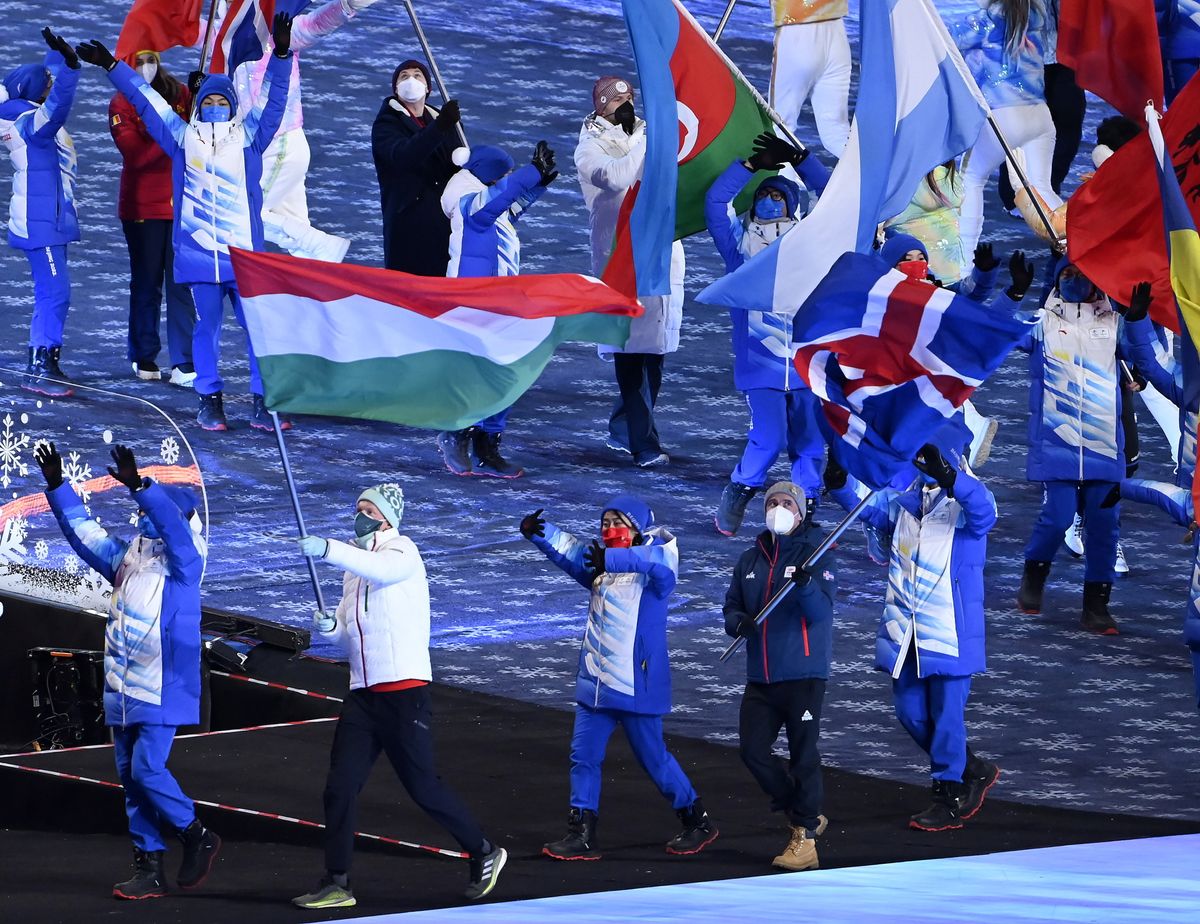 Kónya Ádám sífutó viszi a nemzeti zászlót a pekingi téli olimpia záróünnepségén 2022. február 20-án. Fotó: MTI/Kovács Tamás