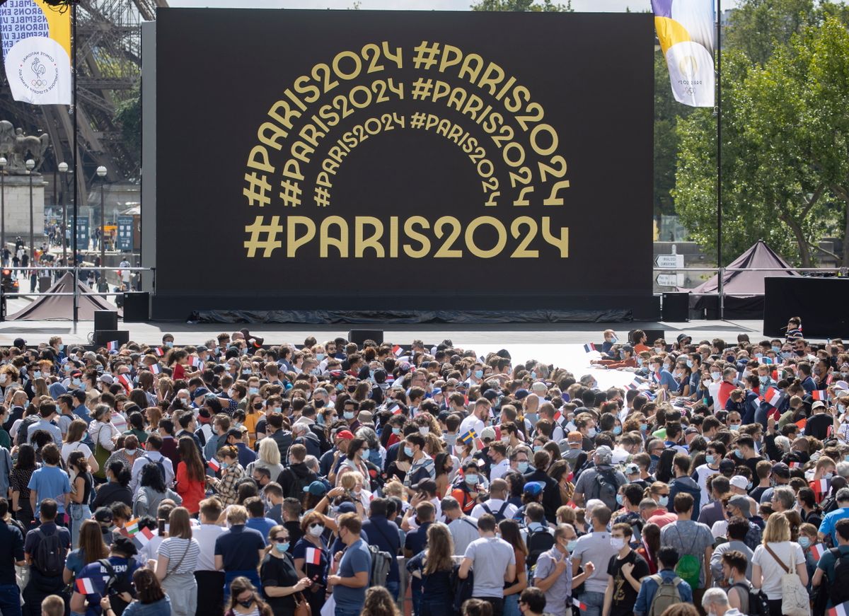 A képen: Az olimpiai szurkolói övezet látogatói a párizsi Eiffel-torony előtti Trocadero téren. A képen: MTI/EPA/Ian Langsdon