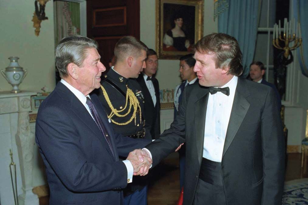 Donald Trump üzleti sikerei csúcsán Ronald Reagan elnökkel találkozik.<br>Fotó: Laura Patterson/CQ Roll Call via Getty Images, wikipedia / Trump Meets Reagan