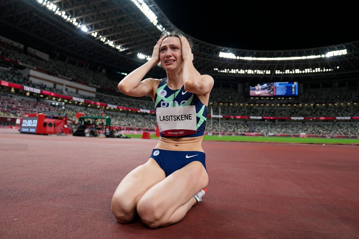 A női magasugrás győztese, Marija Laszickene örömében fogja a fejét. Fotó: MTI/AP David J. Phillip