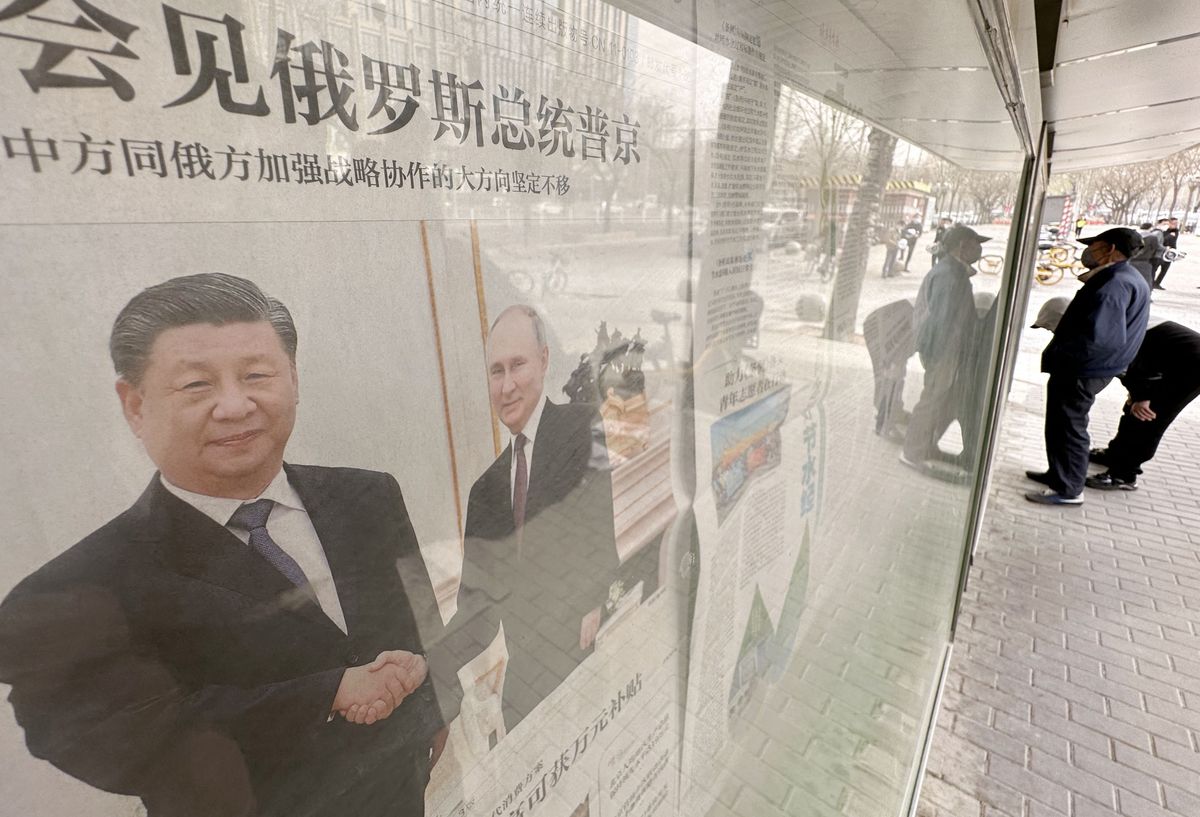 Újságcímlapok Hszi Csin-ping és Vlagyimir Putyin találkozójáról Peking utcáin március 22-én   (forrás: Ichiro Ohara / Yomiuri / The Yomiuri Shimbun via AFP)