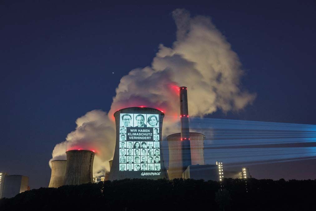 Greenpeace-tiltakozás Merkelék ellen egy szénerőműnél júliusban. <br> Fotó: AFP / Bernd Lauter 