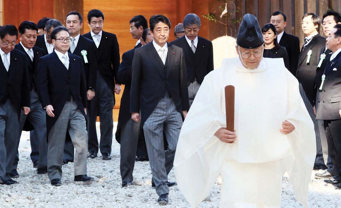 A nemrég merénylet áldozatául esett Abe Sinzó volt kormányfő a nemzeti hagyományok és a fegyverkezés híve volt <br> Fotó: AFP / Yomiuri / Takumi Hatada