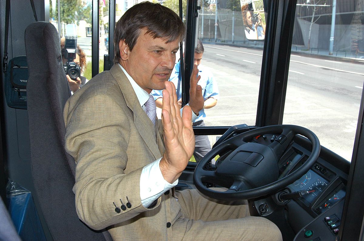 Demszky Gábor korábbi főpolgármester egy Volvo 7700A csuklós városi autóbusz vezetőülésében. Fotó: MTI/Honéczy Barnabás