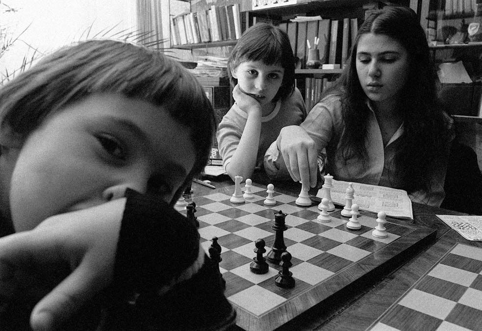 Polgár Judit és testvérei, Zsófia és Zsuzsa otthonukban sakkoznak 1982-ben.<br>Fotó: MTI / Lajos György