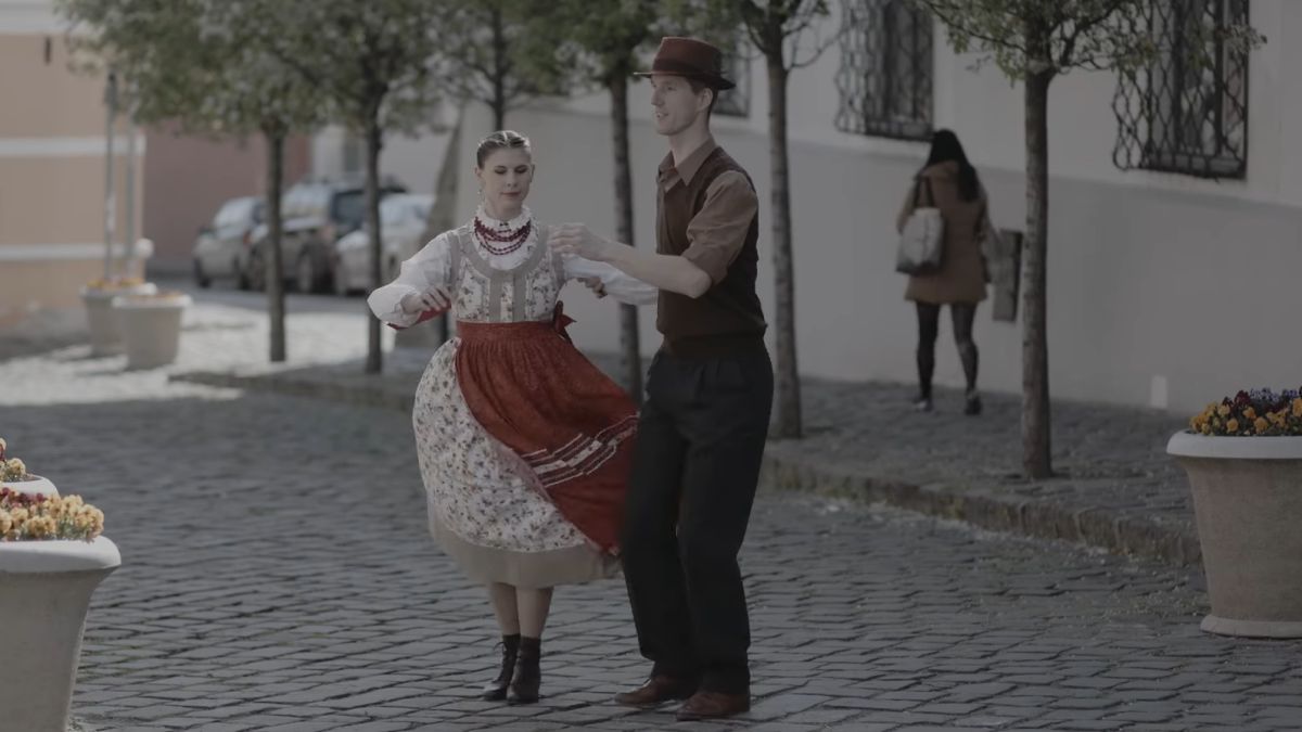 Látványos videóban elevenedik meg a magyar néptánc színe-java