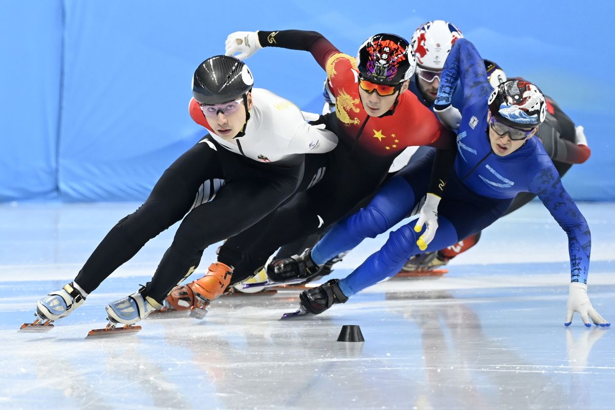 Liu Shaoang (balra) a férfi rövid pályás gyorskorcsolyázók 1500 méteres versenyének elődöntőjében a Fővárosi Fedett Stadionban a pekingi téli olimpián 2022. február 9-én. Mellette a kínai Zsen Ce-vej, a brit Farrell Treacy (jobbról a második) és a kazah Adil Galiahmetov (jobbra). MTI/Kovács Tamás