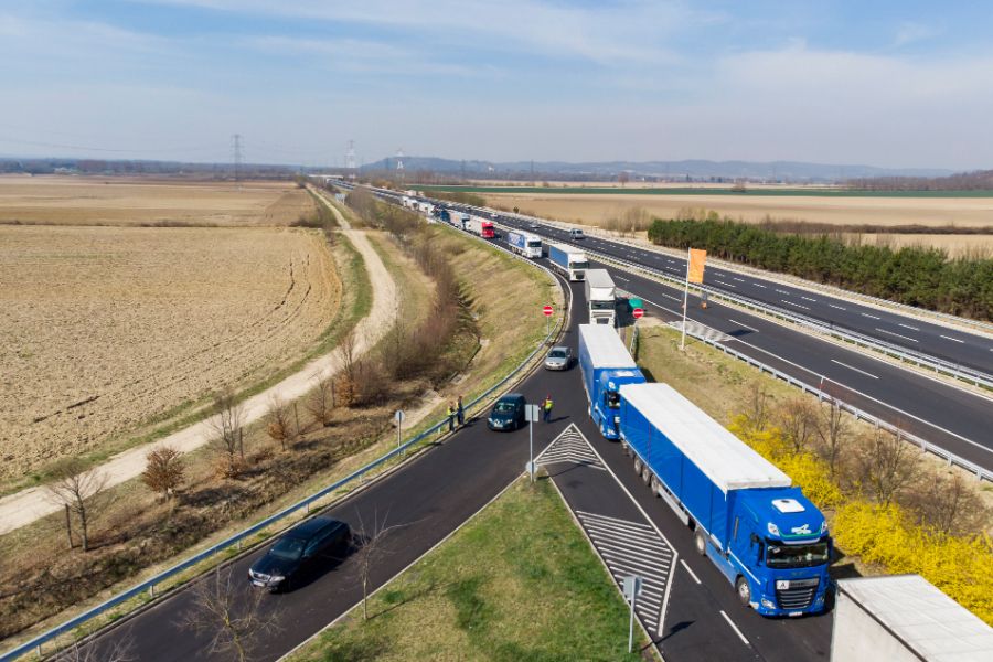 Szlovénia felől érkező kamionok a magyar-szlovén határ közelében 2020. március 17-én.<br>Fotó: MTI/Varga György