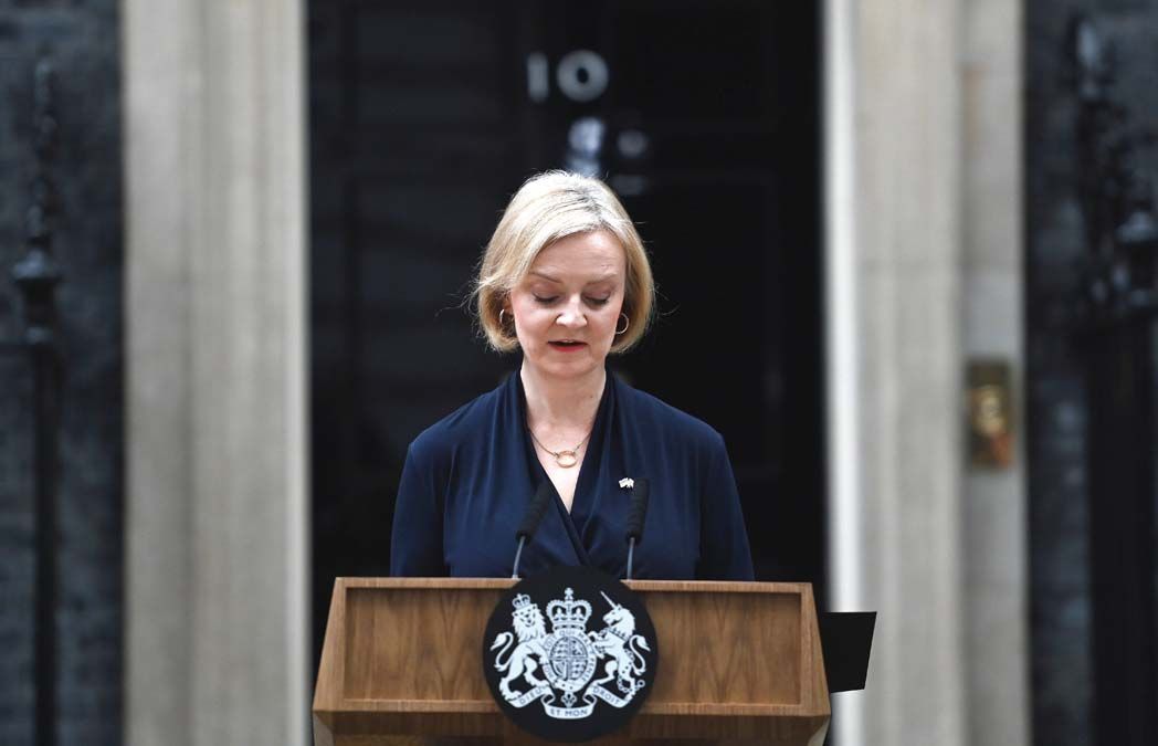 Liz Truss brit miniszterelnök bejelenti lemondását a Konzervatív Párt elnökségéről a londoni kormányfői rezidenciánál október 20-án <br> Fotó: MTI / EPA / Andy Rain