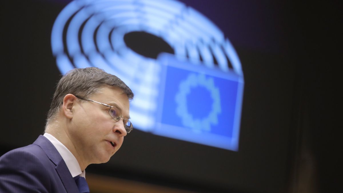 Valdis Dombrovskis, az Európai Bizottságnak az emberközpontú gazdaságért felelős ügyvezető alelnöke felszólal az európai helyreállítási tervről folytatott vita során az Európai Parlament plenáris ülésén, Brüsszelben 2021. február 9-én. (Fotó: MTI/EPA pool/Olivier Hoslet)