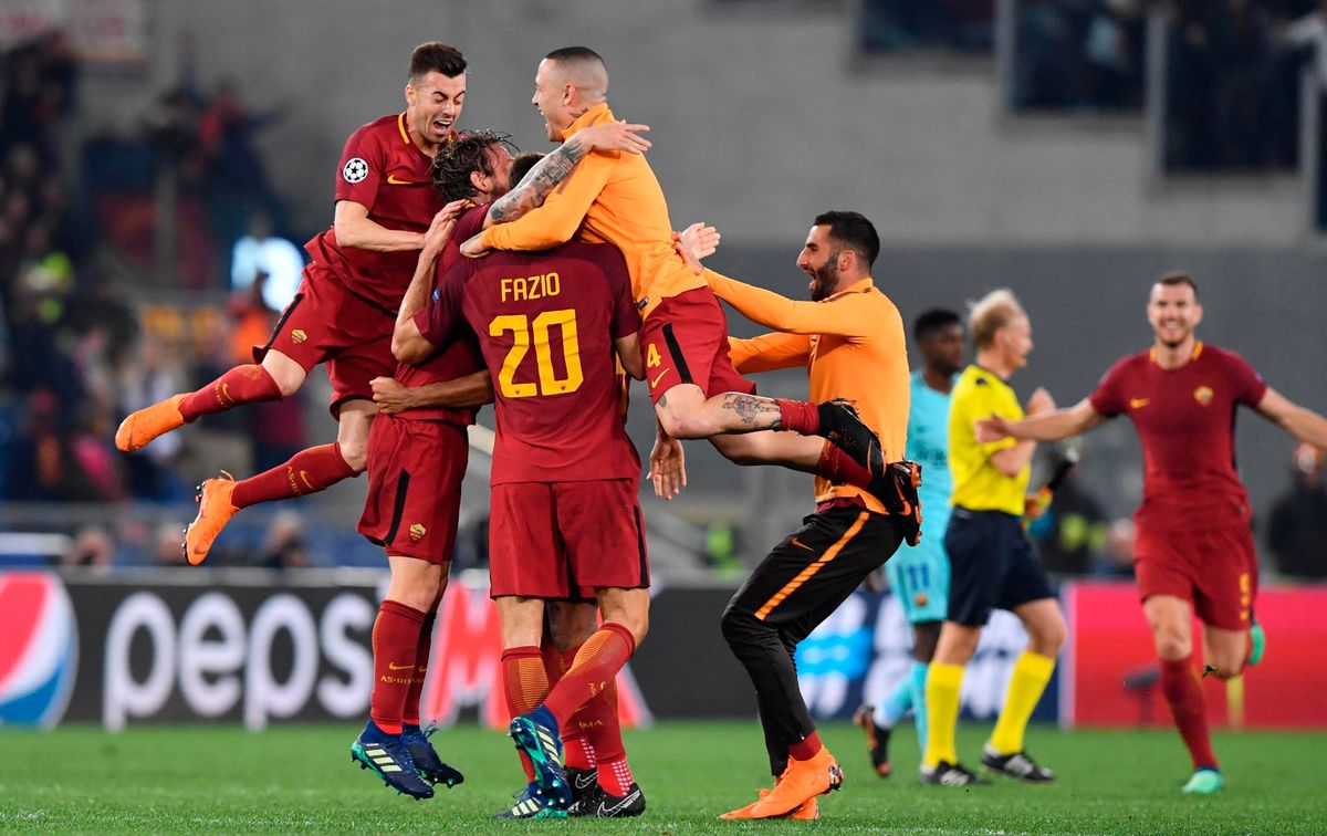 A képen: Az AS Roma játékosai ünnepelnek, miután 3-0-ra győztek az FC Barcelona ellen a labdarúgó Bajnokok Ligája negyeddöntőjének visszavágó mérkőzésén a római Olimpiai Stadionban 2018. április 10-én. Fotó: MTI/EPA/Ettore Ferrari