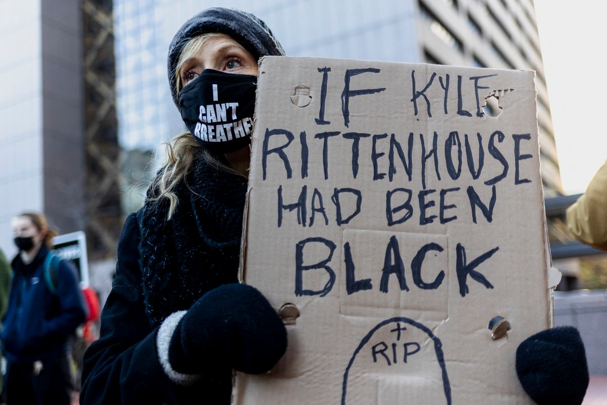 A Rittenhouse-ítélet ellen tüntet egy nő Minneapolisban. Fotó: KEREM YUCEL / AFP