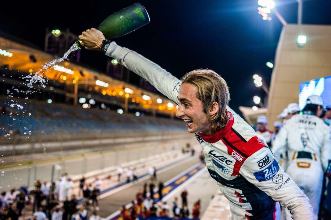 Habsburg Ferdinánd pezsgővel ünnepli a győzelmet a pódiumon. John Rourke/AdrenalMedia.com/FIA WEC