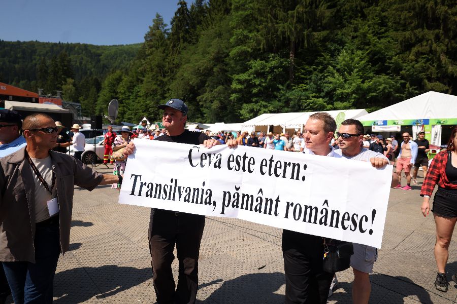 „Van ami örök: Erdély román föld” –  a transzparens szerint legalábbis