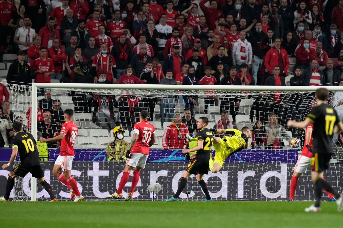 Dusan Tadic, az Ajax Amsterdam játékosa (b) gólt lő a labdarúgó Bajnokok Ligája nyolcaddöntőjében játszott Benfica - Ajax Amsterdam mérkőzésen a lisszaboni Luz stadionban 2022. február 23-án. Fotó: MTI/AP/Armando Franc