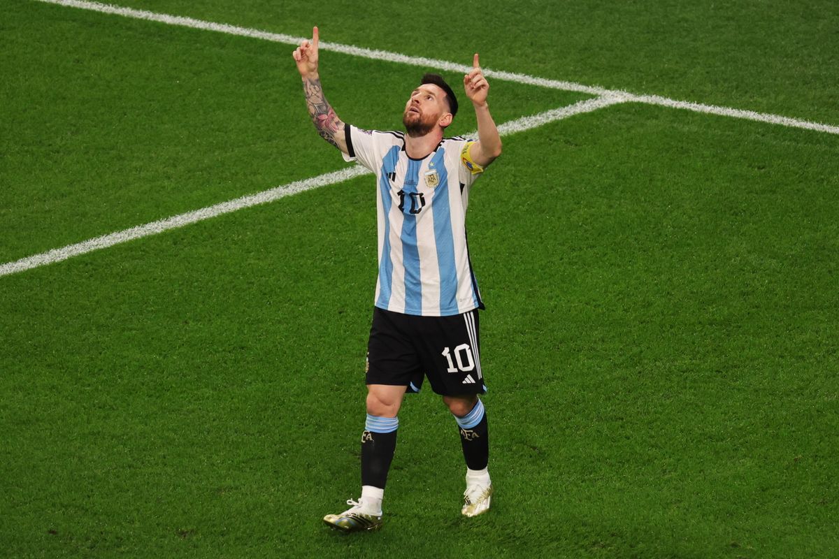 A képen: Lionel Messi argentin csapatkapitány ünnepli gólját a katari labdarúgó-világbajnokság Argentína-Ausztrália nyolcaddöntő mérkőzésén az ar-rajjáni Ahmad bin Ali Stadionban 2022. december 3-án. MTI/EPA/Abir Szultan