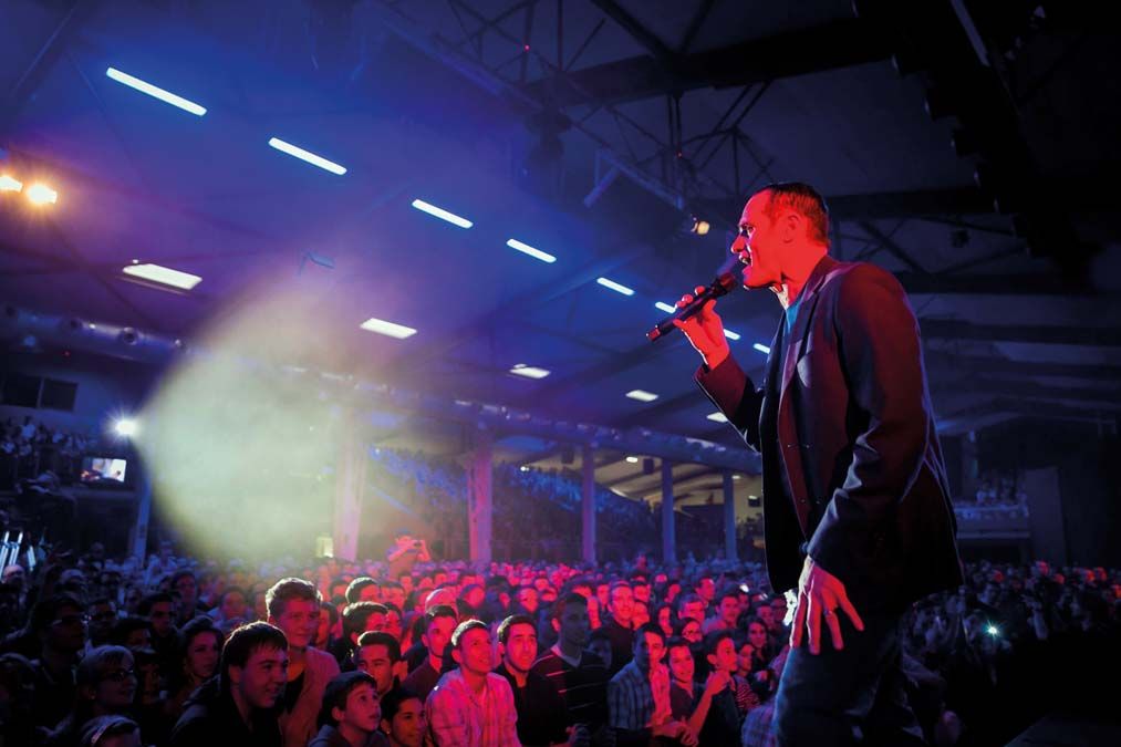 Pajor Tamás énekel az Amen zenekar 25 éves jubileumi koncertjén a Hit Parkban 2014. január 10-én <br> Fotó: MTI / Mohai Balázs