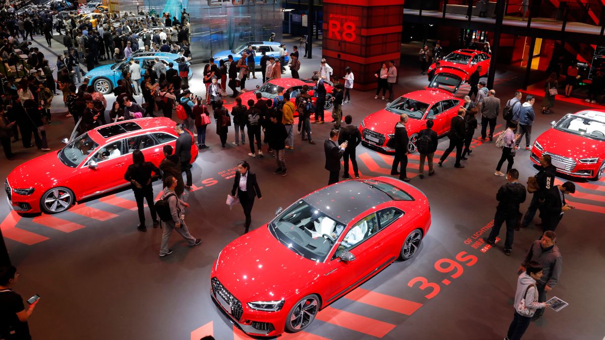 Látogatók az Audi standján a 18. Sanghaji Nemzetközi Autóipari Kiállítás nyitónapján, 2019. április 16-án. (Fotó: MTI/EPA/Vu Hong)