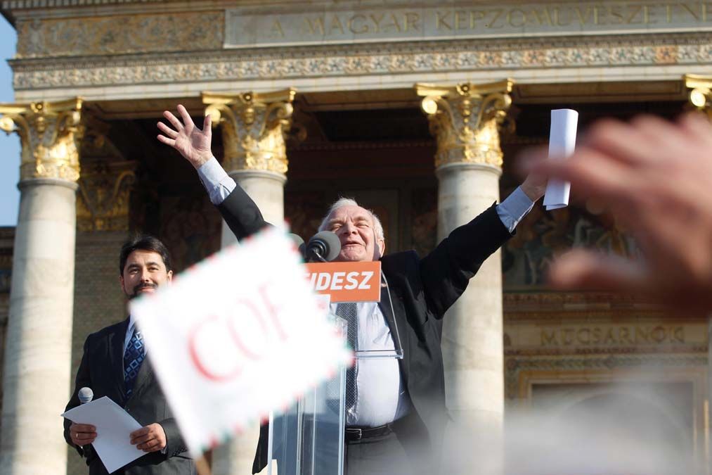 - Joseph Daul, az Európai Néppárt elnöke kampányol a Fidesz–KDNP nagygyűlésén a Hősök terén 2014. március 29-én. <br> Fotó: MTI / Szigetváry Zsolt