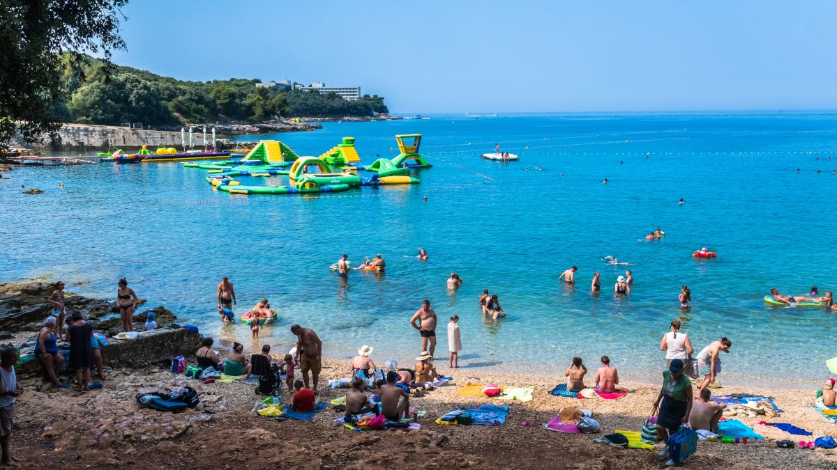 Turisták hűsölnek a horvátországi Pula térségében egy festői öbölben. A térség közkedvelt nyaralóhely a magyar turisták körében, elsősorban közelsége és kellemes mediterrán éghajlata miatt. (Fotó: MTVA/Bizományosi: Faludi Imre)