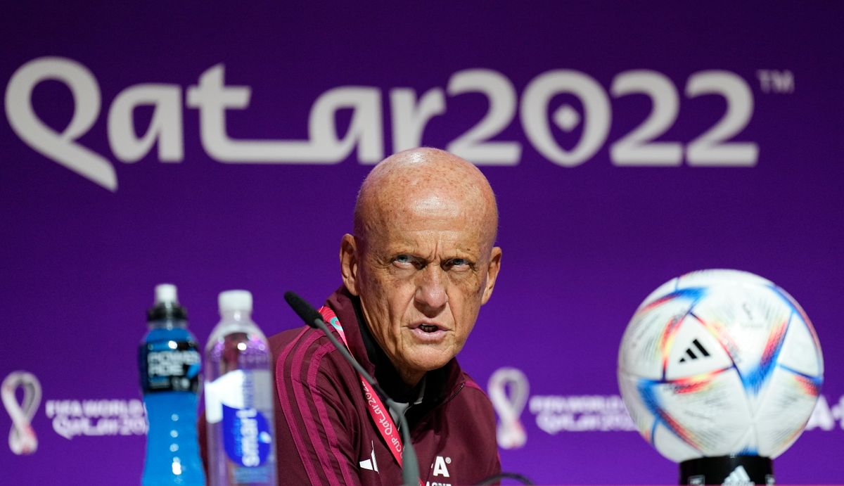 A képen: Pierluigi Collina, az Európai Labdarúgó Szövetség, az UEFA játékvezetői bizottságának vezetője sajtótájékoztatót tart a 2022-es katari labdarúgó-világbajnokság médiaközpontjában, Dohában 2022. november 18-án, két nappal a világbajnokság kezdete előtt. MTI/AP/Martin Meissner