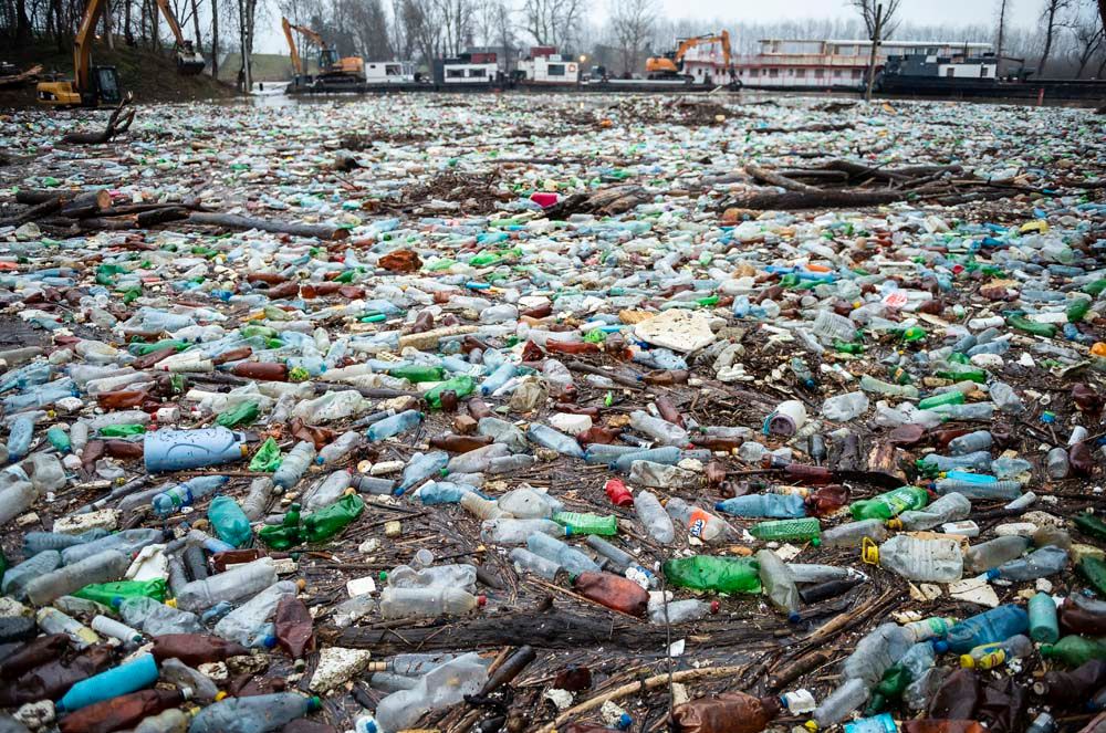 Vásárosnamény, 2021. február 6. Kommunális hulladékot távolítanak el munkagépekkel a Tiszából Vásárosnaményban 2021. február 6-án. Árad a Tisza, a folyó felső szakaszára újra nagy mennyiségű kommunális hulladék érkezik. A Felső-Tisza-Vidéki Vízügyi Igazgatóság munkatársai részleges mederzár mellett a nap 24 órájában távolítják el az árhullámmal Ukrajnából és Romániából érkező uszadékot a folyóból. Február 7-én reggelig összesen 1200 köbméter uszadékot, ebből 120 köbméter szervetlen anyagot (műanyag, gumi, háztartási hulladék) vesznek ki a folyóból és szelektálják a Vásárosnamény és Tákos között kialakított ideiglenes osztályozóban. <br>Fotó: MTI/Balázs Attila