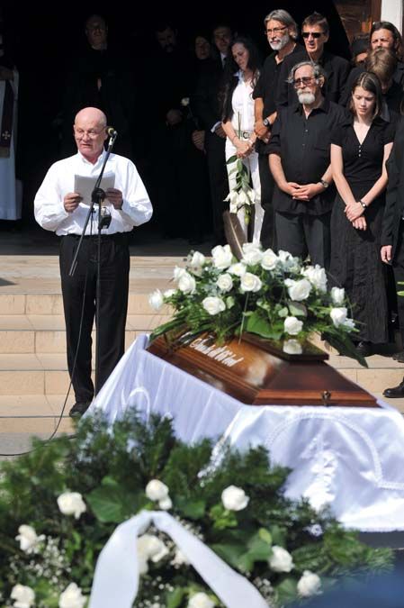 Bereményi Géza búcsúbeszédet mond Cseh Tamás ravatalánál  a Farkasréti temetőben 2009. augusztus 27-én. <br> Fotó: MTI / Kovács Tamás