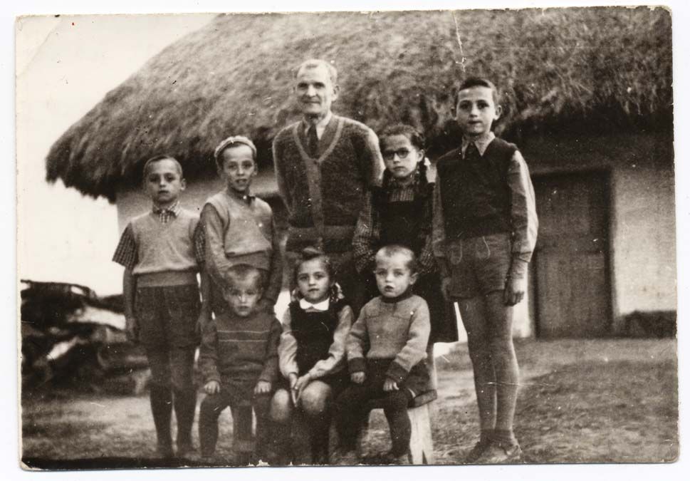 Pavel Făgăşan fogadta be a családot a saját barakkjába a lăteşti-i lágerben <br> Fotó: Visky András családi archívuma
