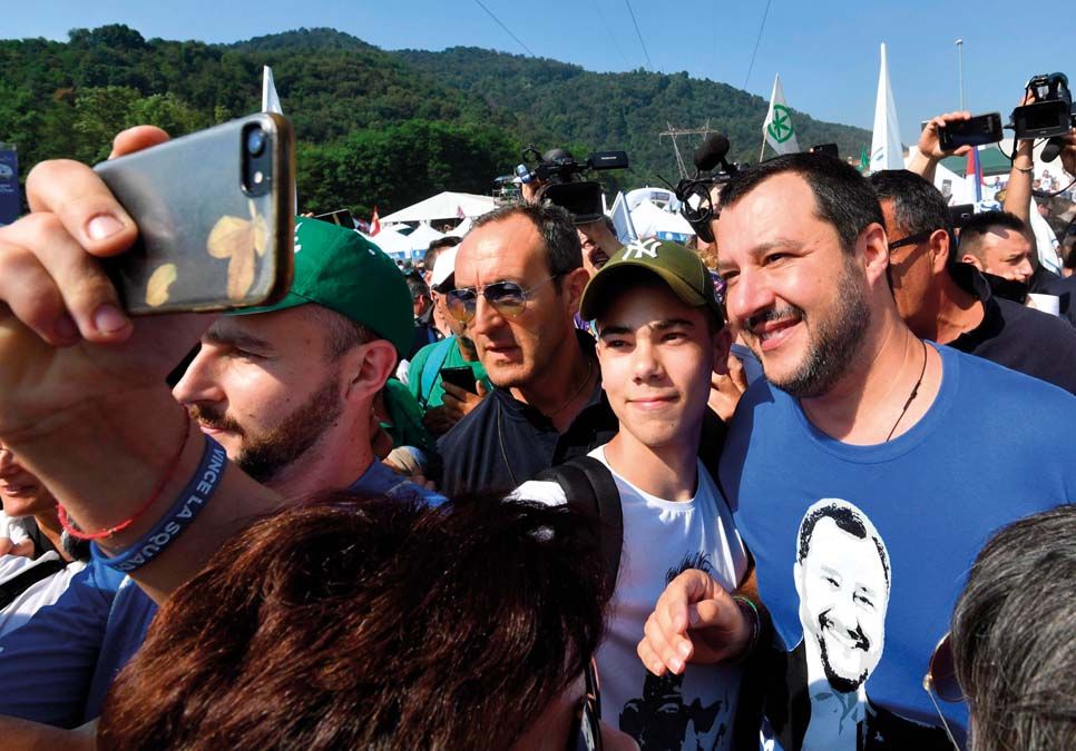 A következő években az olasz fiatalság várhatóan esélyt ad majd a Salvini vezette jobboldalnak.<br>Fotó: MTI / EPA / Daniel Dal Zennaro